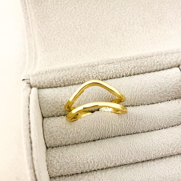 925 Sterling Silver Gold Wave Ring Dainty Gold Ring Minimalist Stackable Ring - Picture 5 of 7